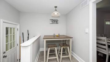 House, Multiple Beds, Patio, Garden View (Hunley Haven Retreat) | Dining