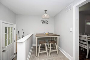 Ferienhaus, Mehrere Betten, Terrasse, Gartenblick (Hunley Haven Retreat) | Speisen