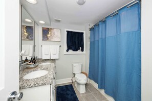 Rumah, Beberapa Tempat Tidur, patio, pemandangan kebun (Hunley Haven Retreat) | Kamar mandi | Handuk dan tisu toilet