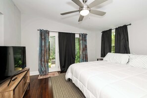 하우스, 침대(여러 개), 파티오, 정원 전망 (Hunley Haven Retreat) | 4 개의 침실, 각각 다른 스타일의 인테리어, 각각 다르게 가구 비치, 침대 시트