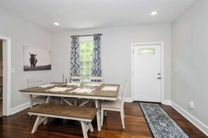 Huis, meerdere bedden, patio, uitzicht op tuin (Hunley Haven Retreat) | Dineren