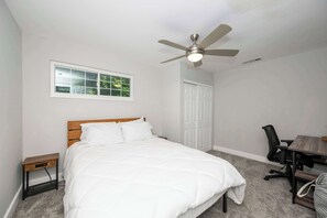 Rumah, Beberapa Tempat Tidur, patio, pemandangan kebun (Hunley Haven Retreat) | 4 kamar tidur dan didekorasi berbeda-beda