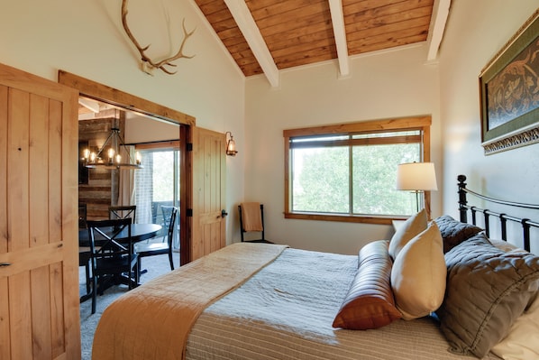 2 bedrooms, desk, iron/ironing board, WiFi - Ski-In/Ski-Out Steamboat Condo w/ Slope-Side Views (Steamboat Springs)