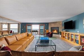 TV connectée, cheminée, jeux vidéo