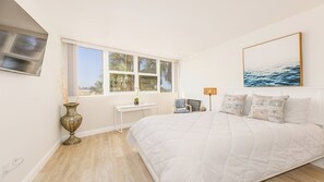 2 bedrooms, free WiFi, bed sheets - Escape to paradise at our beachfront condo at the Gulfview. (Marco Island)