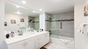 Towels - Escape to paradise at our beachfront condo at the Gulfview. (Marco Island)