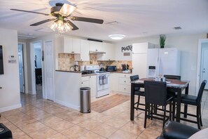 冷蔵庫、電子レンジ、オーブン、コンロ