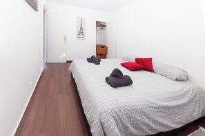 3 slaapkamers, een strijkplank/strijkijzer, reisbedje, gratis wifi