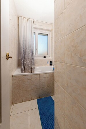 Hair dryer, towels, soap, shampoo - Cosy apartment near Paris Orly Saclay (Massy)