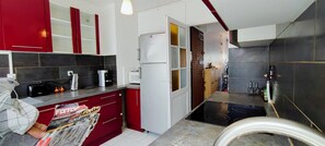 Een koelkast, een magnetron, een oven, een kookplaat