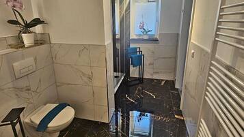 Dusche, Haartrockner, Handtücher, Seife