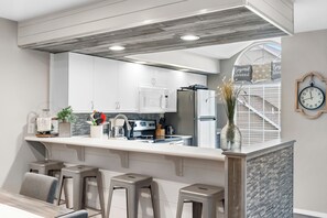 公寓客房, 多張床, 陽台 (Lakeside Bliss Retreat) | 私人廚房 | 咖啡機/沖茶器