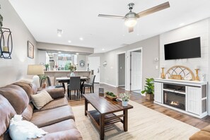 公寓客房, 多張床, 陽台 (Lakeside Bliss Retreat) | 起居區