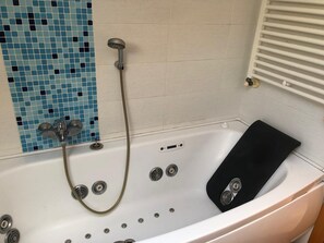 Een haardroger, handdoeken, zeep, toiletpapier