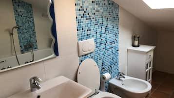 Haartrockner, Handtücher, Seife, Toilettenpapier