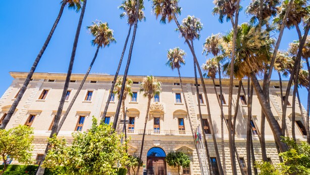 A multi-story building with a central entrance, flanked by palm trees and a well-maintained garden. - Cubo's Estudio Malaga Center / city center / air conditioning / free wifi (Málaga)