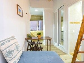 Een strijkplank/strijkijzer, gratis wifi, beddengoed