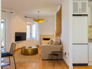 TV, fireplace - Cubo's Townhouse Sierrezuela / communal pool / BBQ / terrace / parking (Mijas Costa)