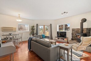 Smart TV, fireplace, stereo - Fireside Retreat | Hot Springs | Fireplace | Pets (Radium Hot Springs)