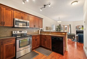 Refrigerador, microondas, horno, placa de cocina