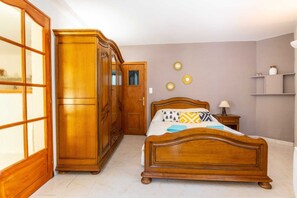 1 habitación, tabla de planchar con plancha y ropa de cama