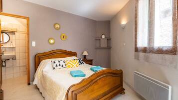 1 slaapkamer, een strijkplank/strijkijzer, beddengoed