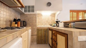 Een koffiezetapparaat/waterkoker, een oven, een kookplaat
