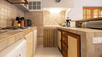 Coffee/tea maker, oven, stovetop, dishwasher