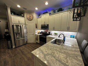 Kylskåp, mikrovågsugn, ugn och spishäll