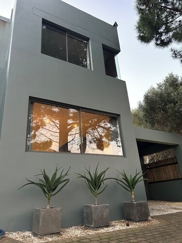 Modern luxury villa in a safe sought after area. Stunning sea /Mountain View’s! 