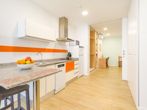 Fridge, microwave, stovetop, dishwasher