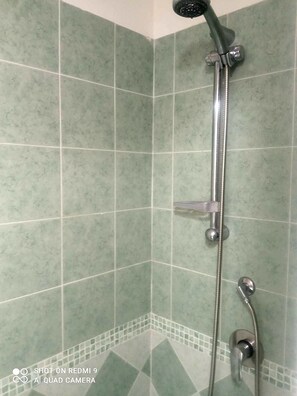 Douche, séchoir à cheveux, serviettes fournies, savon