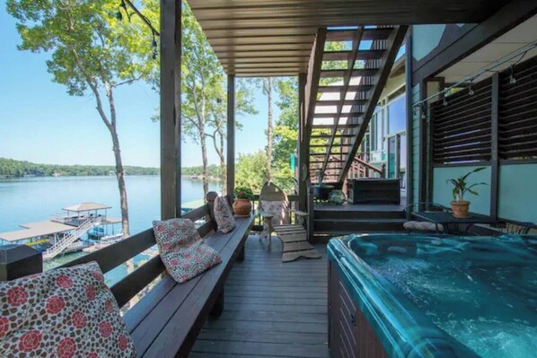 Bañera de hidromasaje al aire libre