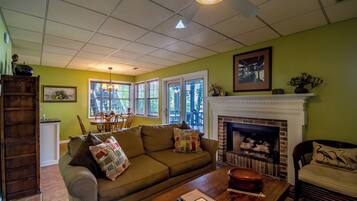 Télévision, cheminée