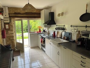 Réfrigérateur, four à micro-ondes, un four, surface de cuisson