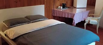 Sunny Big Basement Room with shared  bathroom