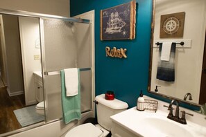 Een haardroger, handdoeken