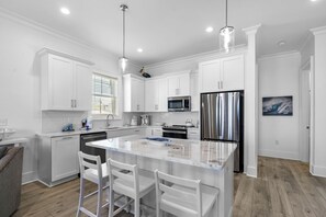 冷蔵庫、電子レンジ、オーブン、コンロ