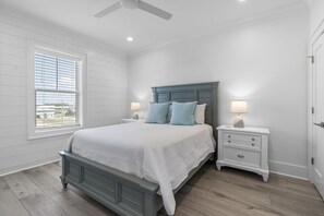 4 slaapkamers, een strijkplank/strijkijzer, internet, beddengoed