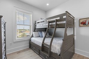 4 bedrooms, iron/ironing board, internet, bed sheets