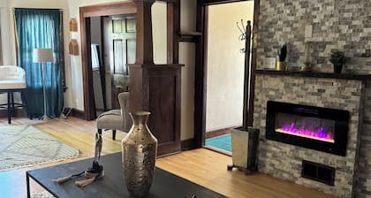 Charming 3-bedroom house with AC and WiFi in West Allis perfect for pets& family