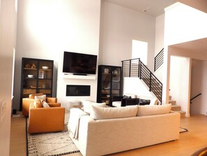 Smart TV, chimenea, monitor de computadora