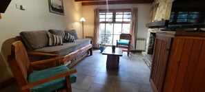 Bungalow | Living area | Smart TV - El Viejo Cipres (San Carlos de Bariloche)