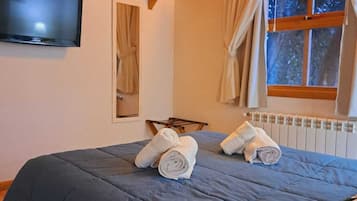 Bungalow, 1 habitación | 1 habitación, caja de seguridad en la habitación y cortinas blackout