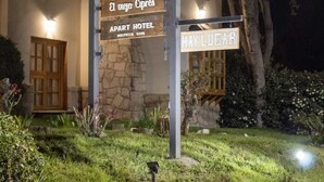 A stone building with a sign for 'El Deja Copas' and 'APART HOTEL'. - El Viejo Cipres (San Carlos de Bariloche)
