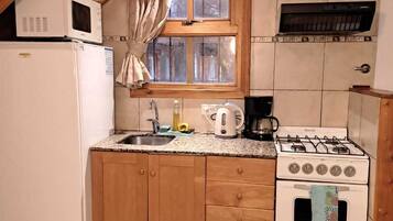 Bungalow, 1 chambre | Cuisine privée | Grand réfrigérateur, micro-ondes, plaque de cuisson, grille-pain