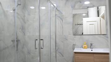 SĂšche-cheveux, serviettes fournies, savon, papier toilette