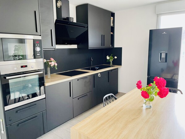 Een koelkast, een microgolfoven, een oven, een vaatwasser