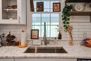 House, Multiple Beds, Patio, Mountain View (Lakeside Country Cottage) | Interior