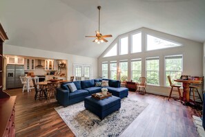House, Multiple Beds, Patio, Mountain View (Lakeside Country Cottage) | Living area | 42-inch flat-screen TV with digital channels, fireplace - Lakeside Country Cottage (Talking Rock)